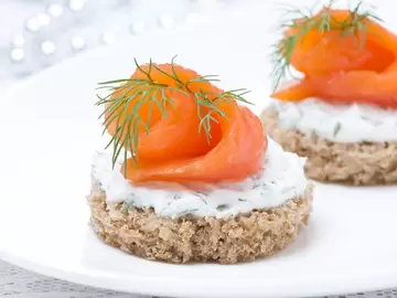 Smoked Salmon Cracker Toppers